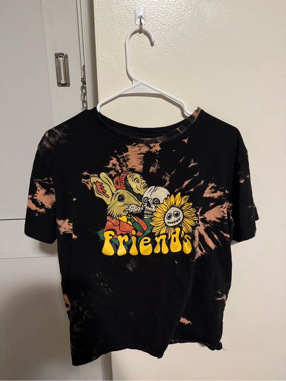 ROMWE Black Tie-Dye Graphic Tee with Earthy Accent